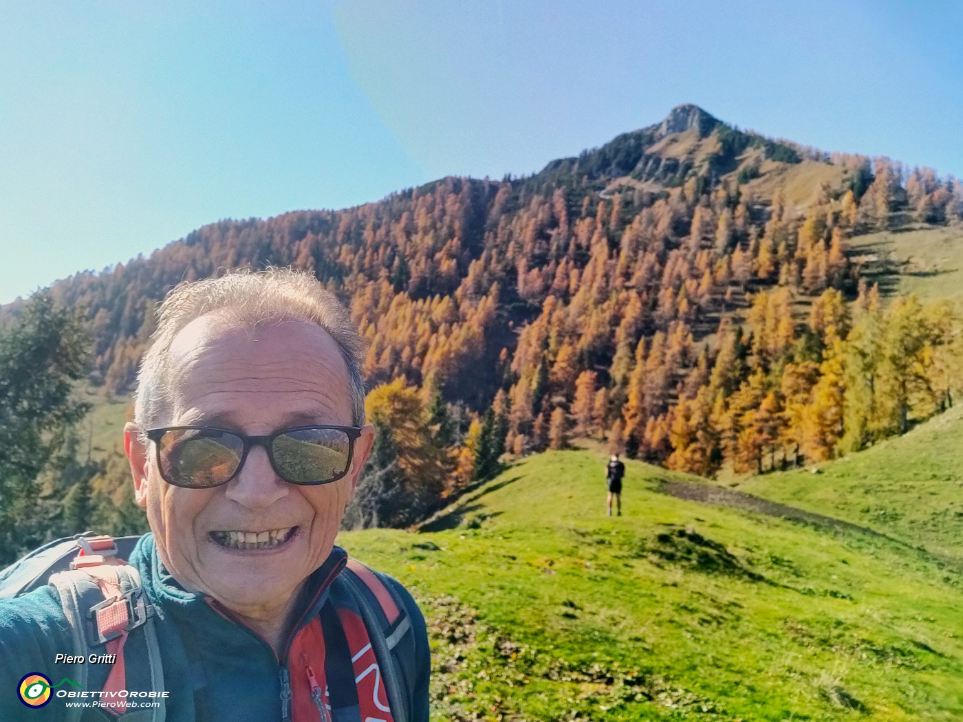 44 Il Pizzo Badile rivestito di larici colorati d'autunno baciati dal sole .jpg